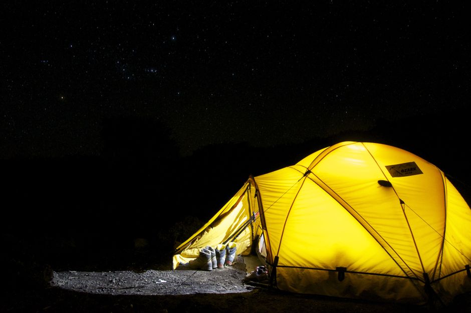 camping tent night (Pixabay)
